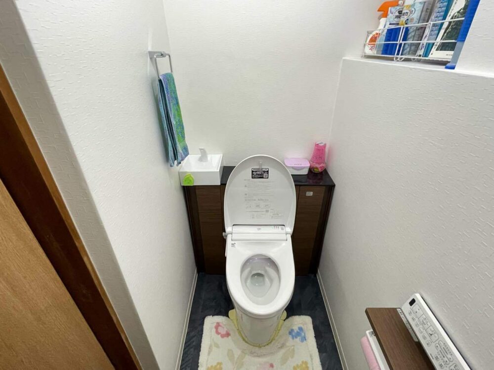 お手入れしやすいようにキャビネット付きのトイレを提案させていただきました。