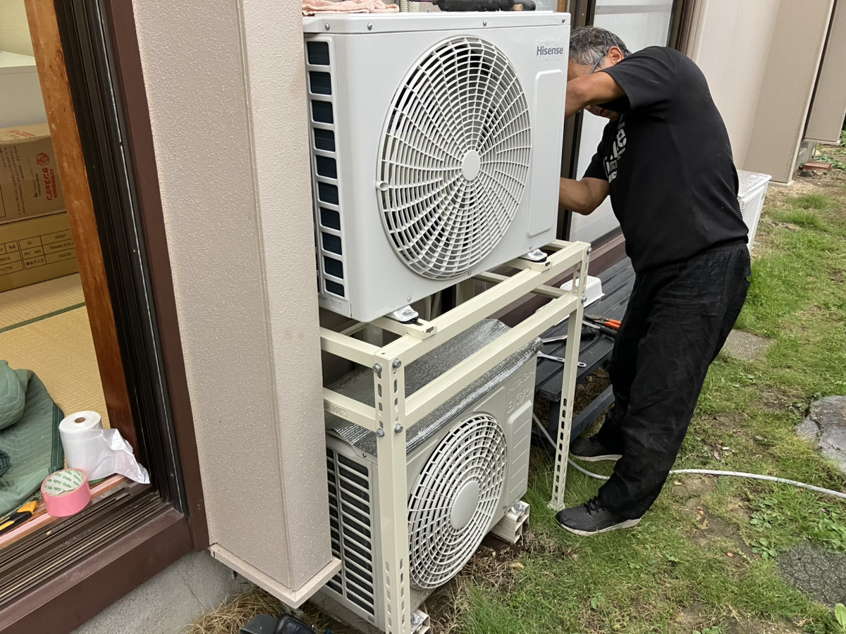 さすがリアンコーポレーションの電気職人です。スペースはそのままで室外機を2段にして設置します。