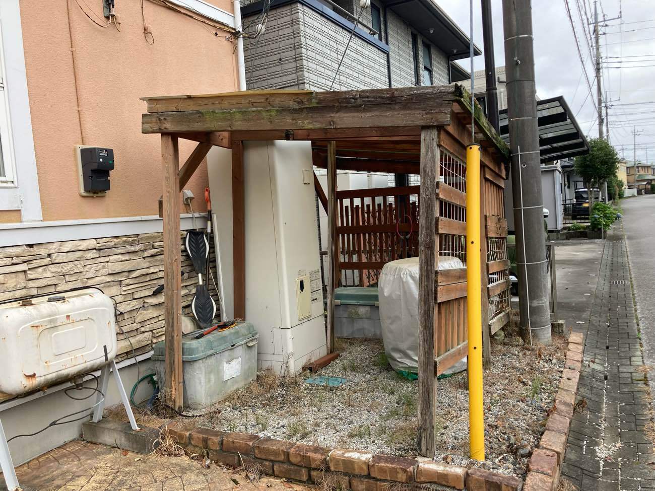 サイクルポートが経年劣化して危ない状態です。