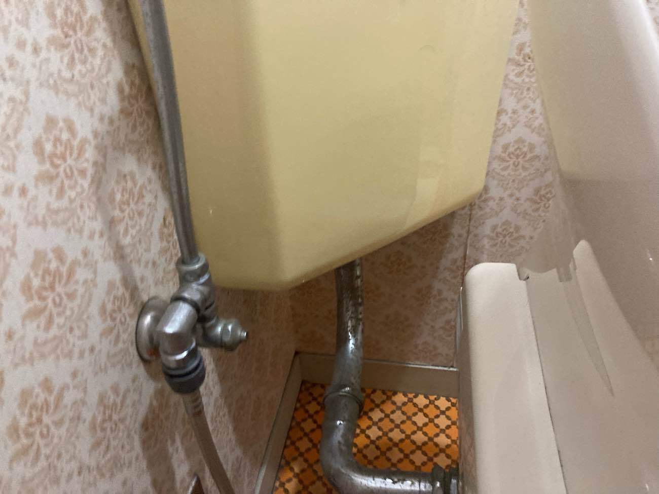 配管から水漏れする古いトイレの交換（宇都宮市）