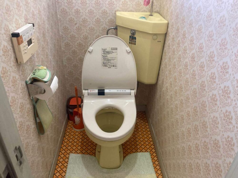 施工前：築35年のトイレの配管から水漏れがありました。この際にスッキリしたトイレに交換して床と壁も張り替えてリフレッシュしたいとのご依頼がありました。