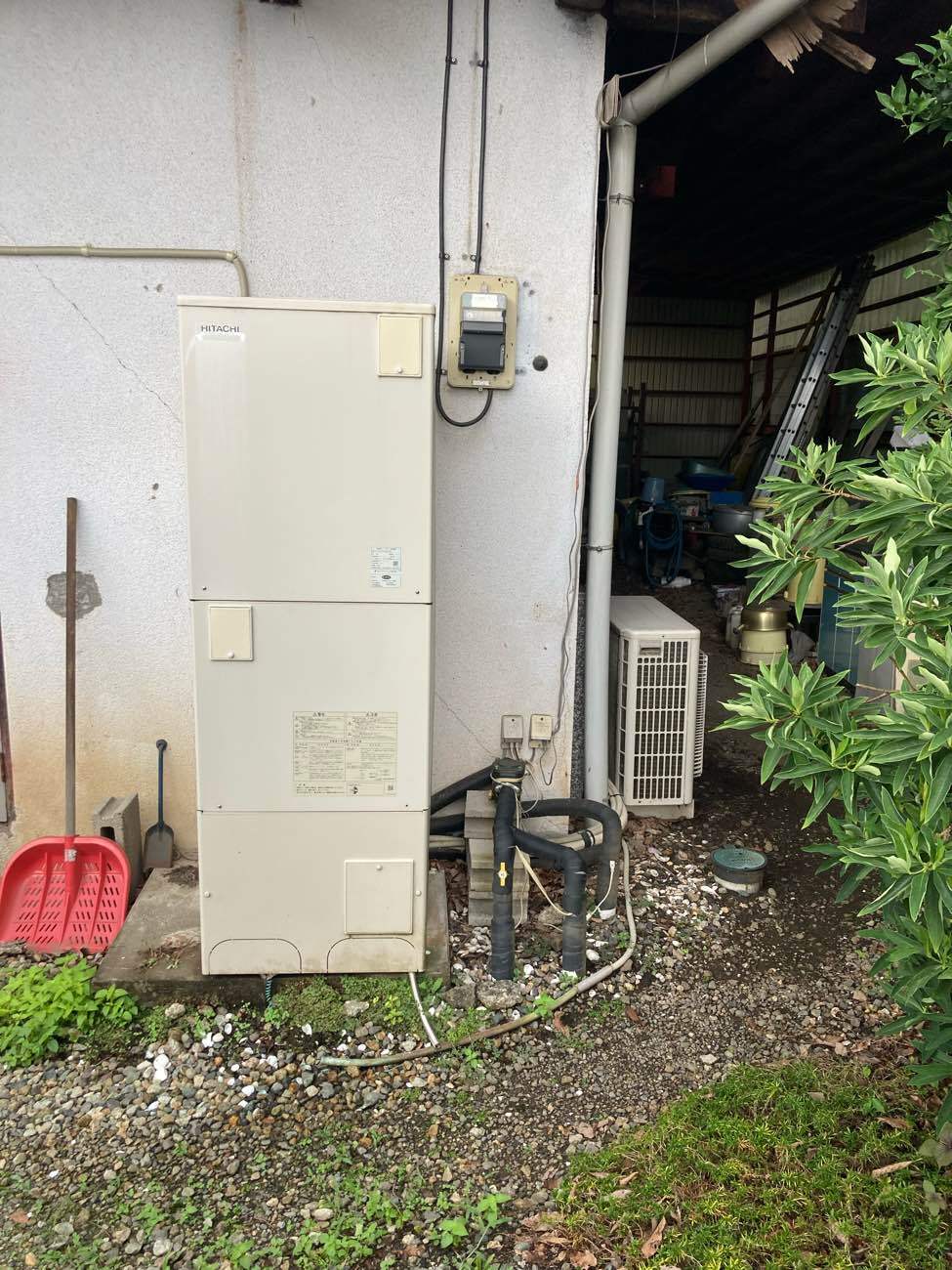 施工前：設置して15年以上のエコキュートから急な水漏れでお客様からご連絡を頂き、早急に駆けつけて止水をしました。
