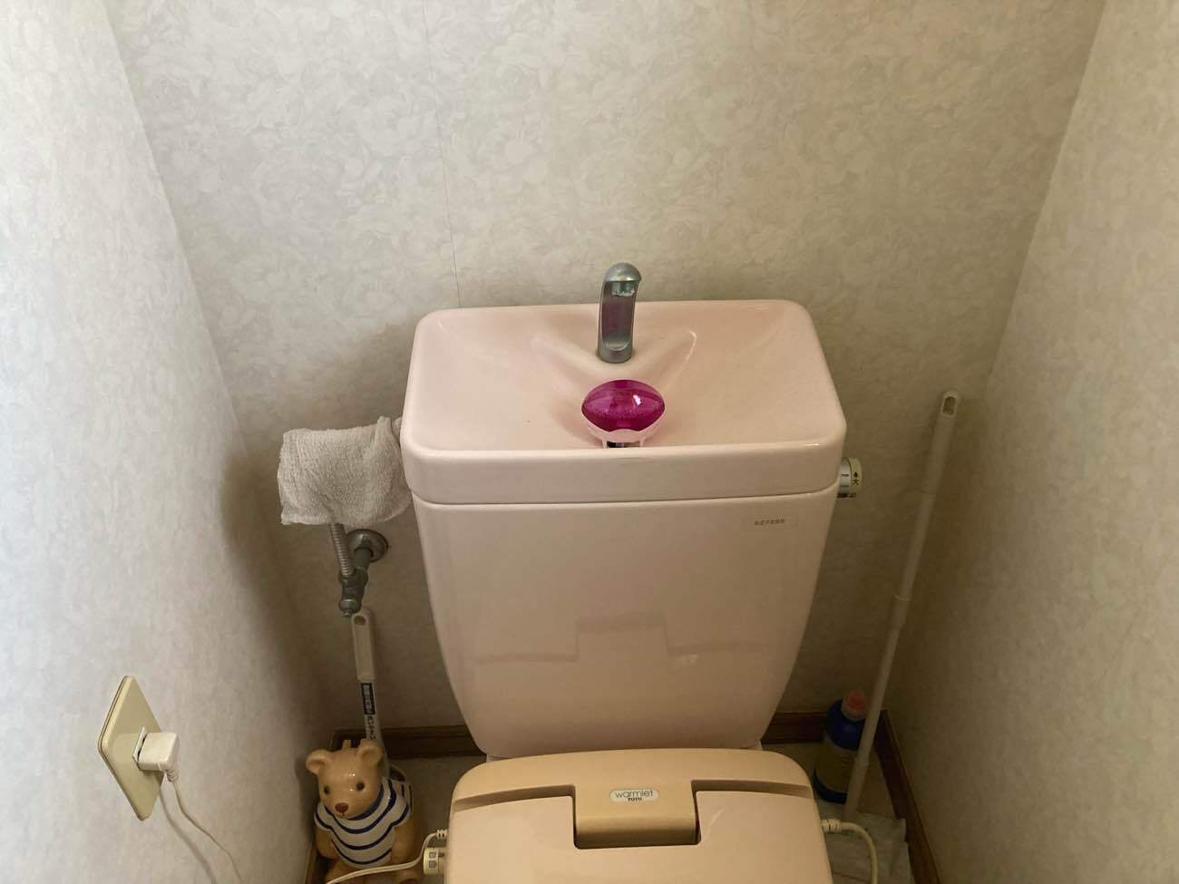 施工前：築28年、水漏れする古いトイレの交換工事。