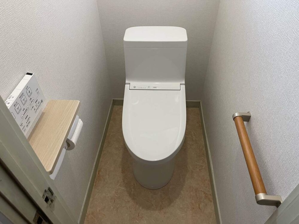 施工後：最新型のトイレに交換し、床と壁も張り替えて綺麗になりました！