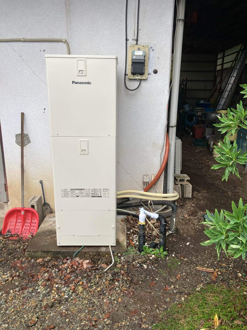 施工後：最新型のエコキュートに交換して漏水も止まり綺麗になりました。