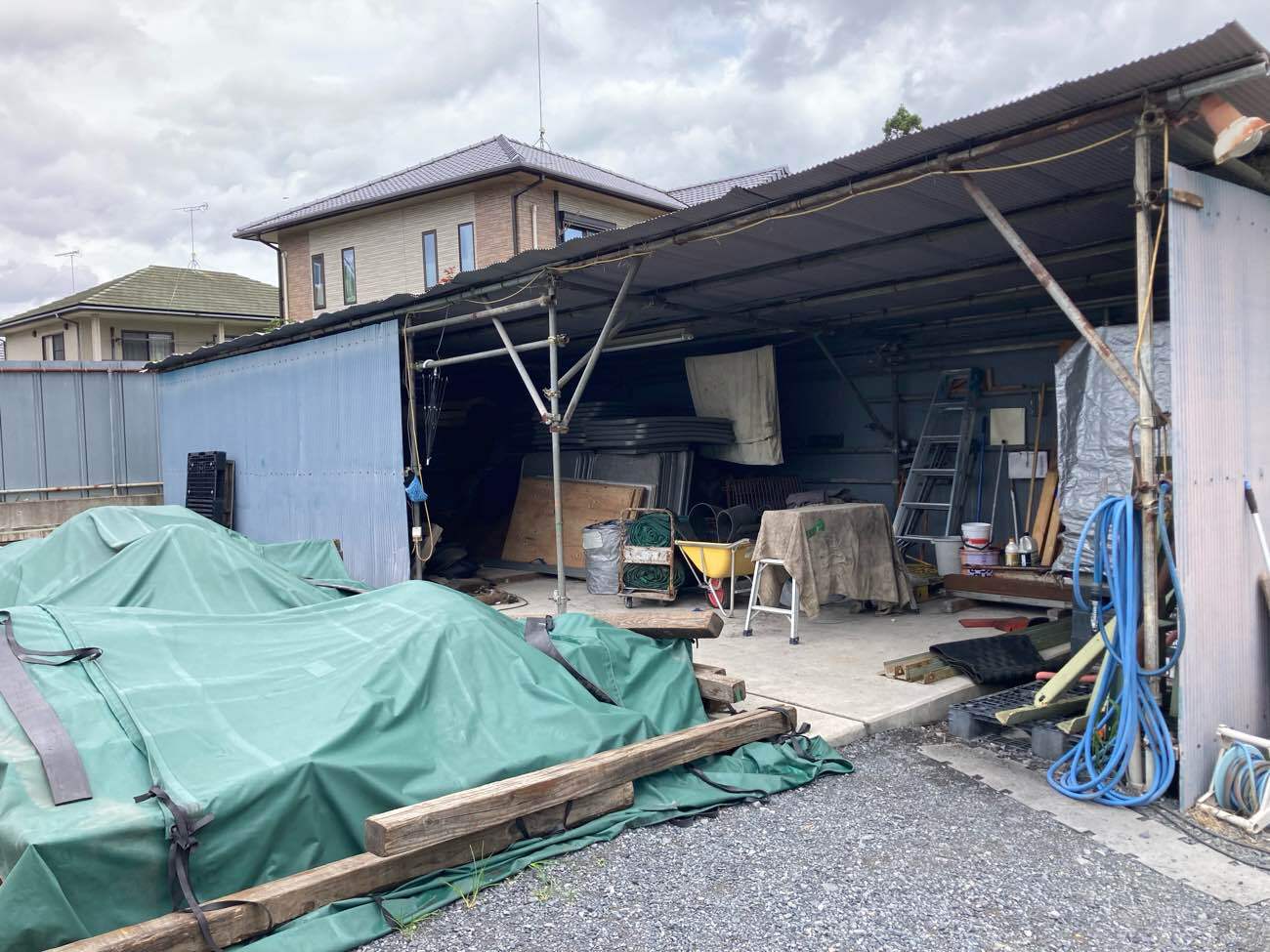 施工前：長年使用してなく、悩んでいた所に解体のご依頼を頂きました。