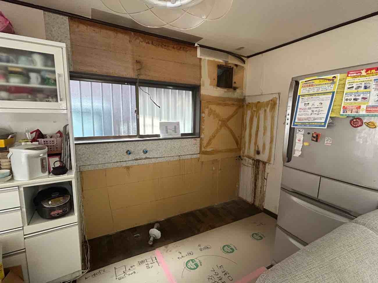 施工前：古くなったキッチンを解体撤去しました。