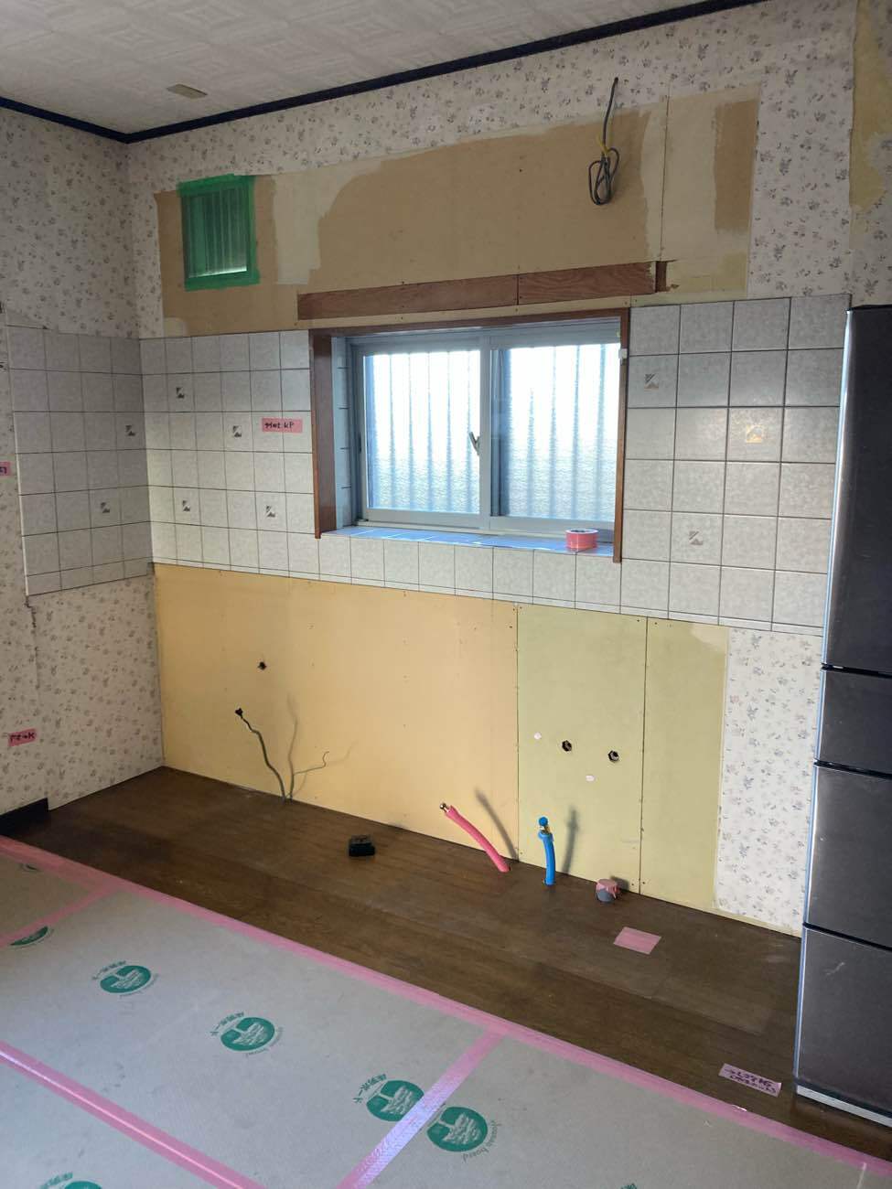 施工前：古くて劣化したキッチンを外します。