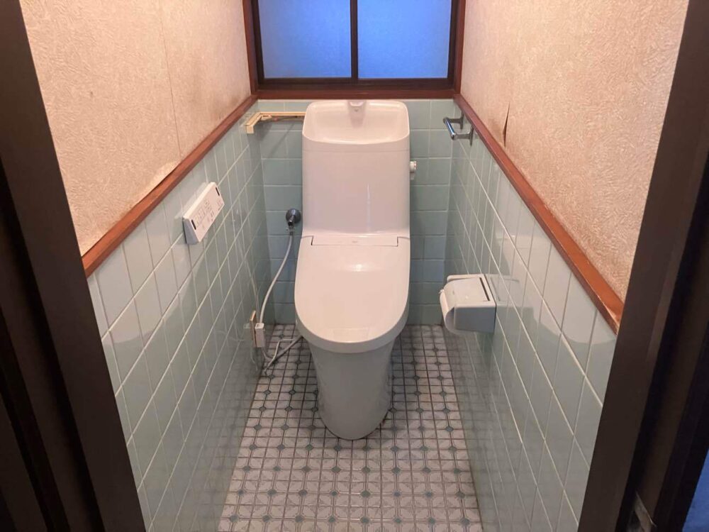 施工後：新型のトイレにしただけで綺麗な印象になりました！