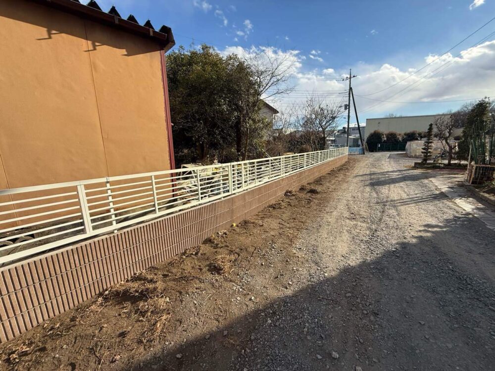 施工後：ブロック塀の上にフェンスを設置してました。