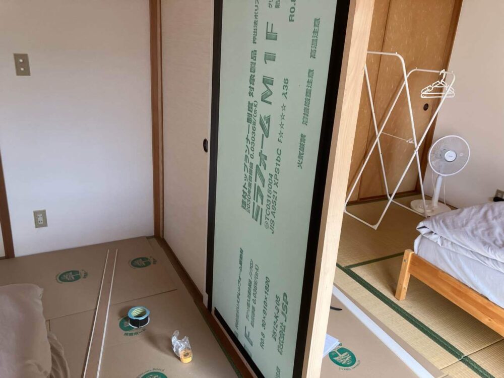 施工前：二室の和室がふすまで仕切られている状態です。骨組みと断熱材を施工します。