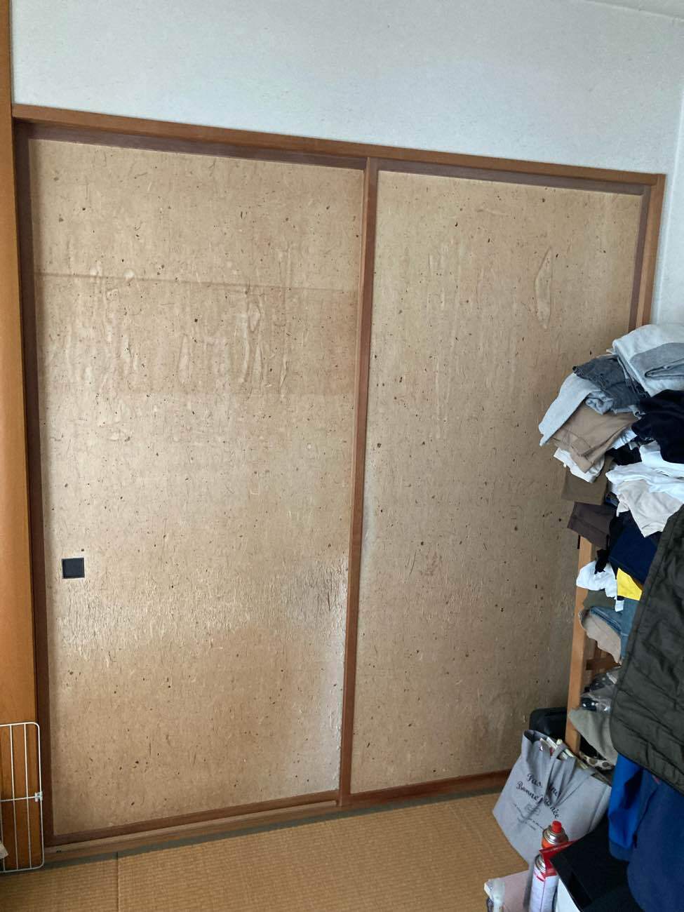 施工前：古くなってきた襖の張替え工事のご依頼です。