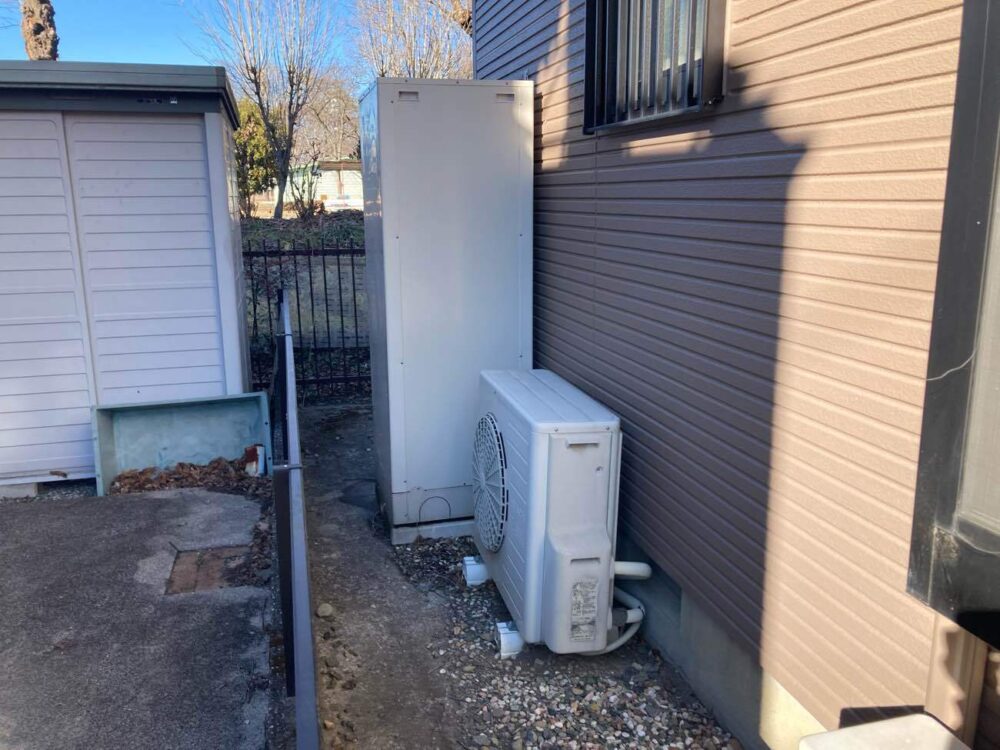 施工前：古くなったエコキュートの内部から水漏れているとのお問合せです。