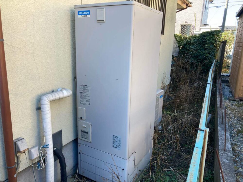 施工前：古くなってお湯が沸かなくなってしまったエコキュートです。