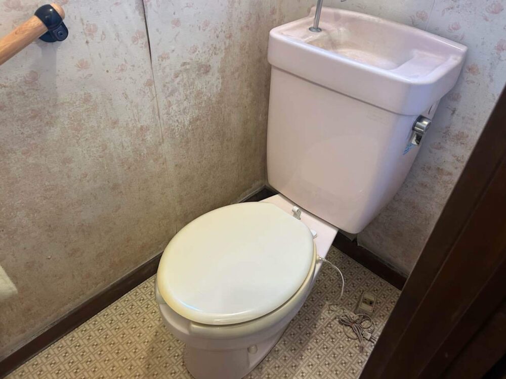 施工前のトイレです。