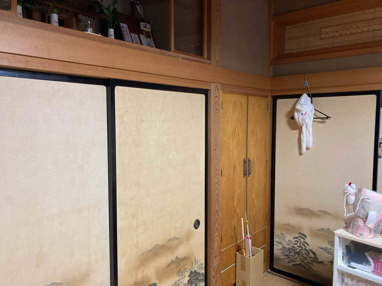 施工前：長年愛用されてきた古い押し入れです。