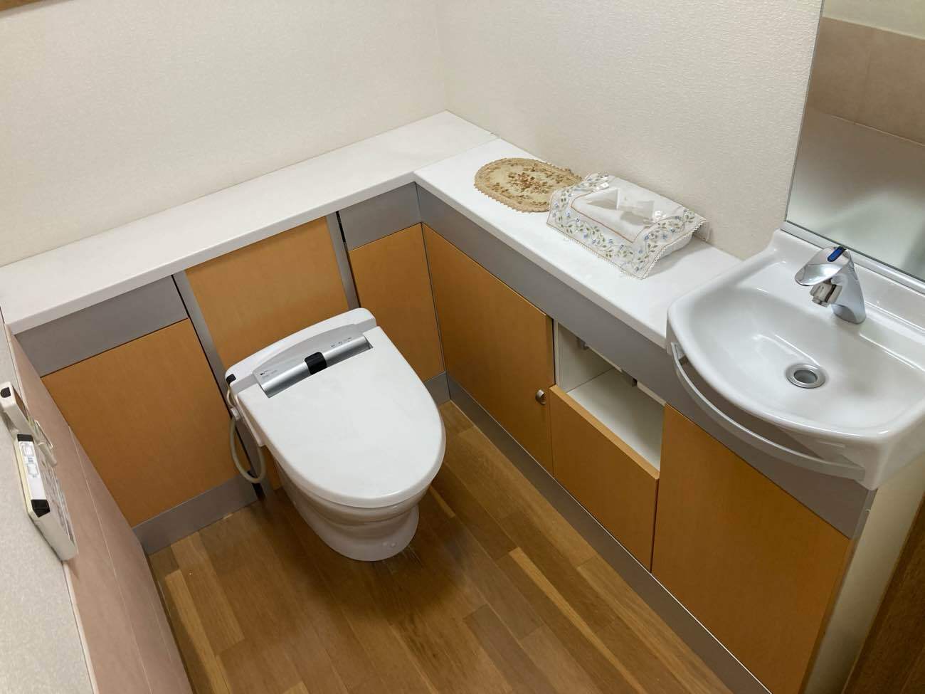 施工前：トイレと手洗い場が別になっています。