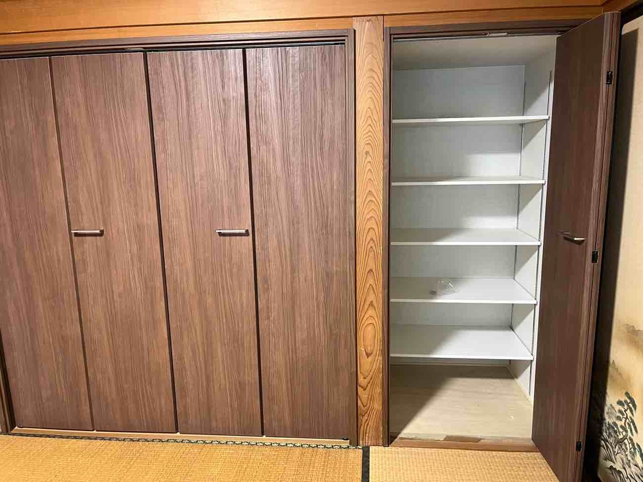 施工後：モダンなクローゼットに！棚板もつけて使いやすくなりました。