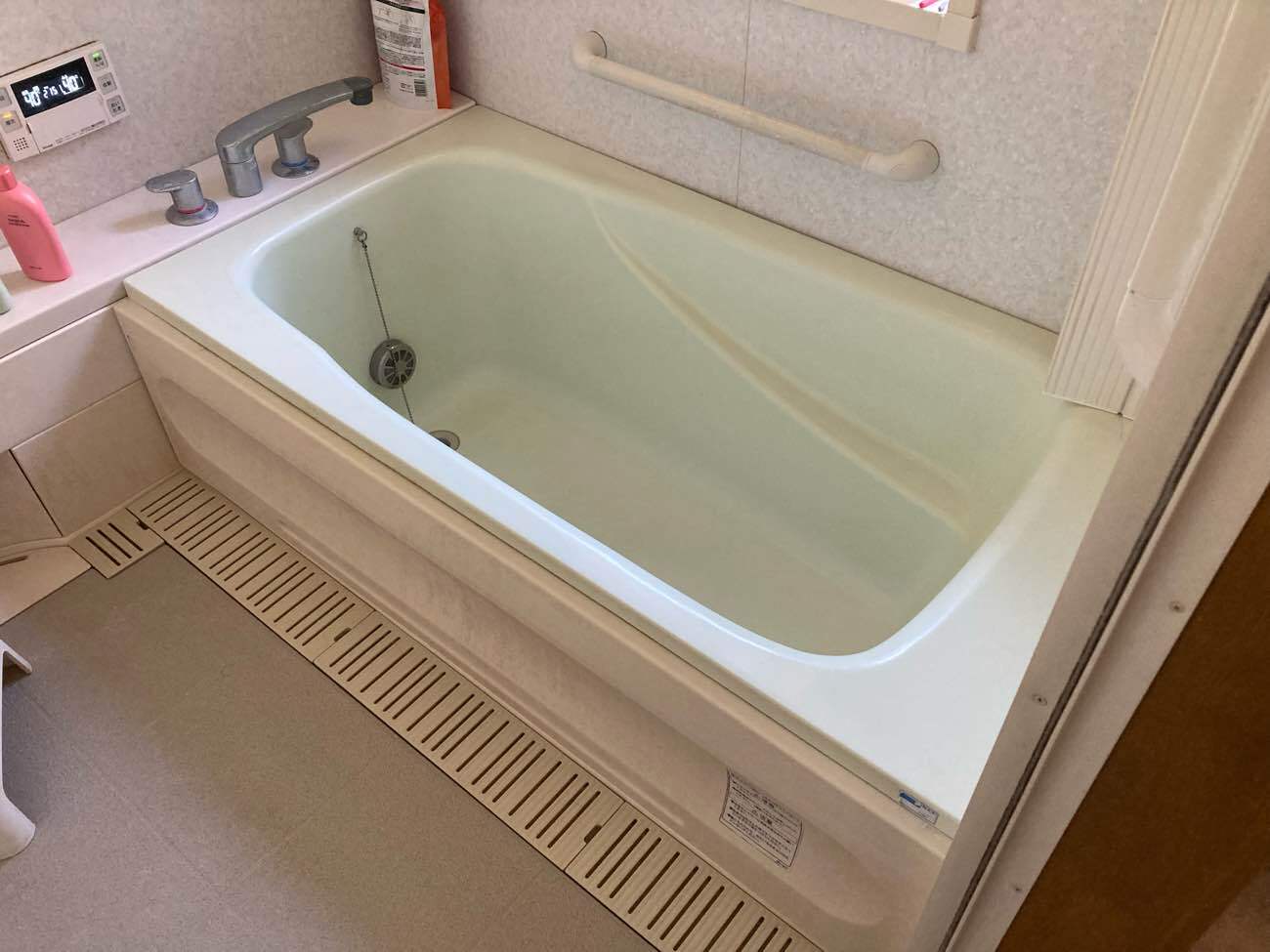 長年使用されてきたバスタブです。