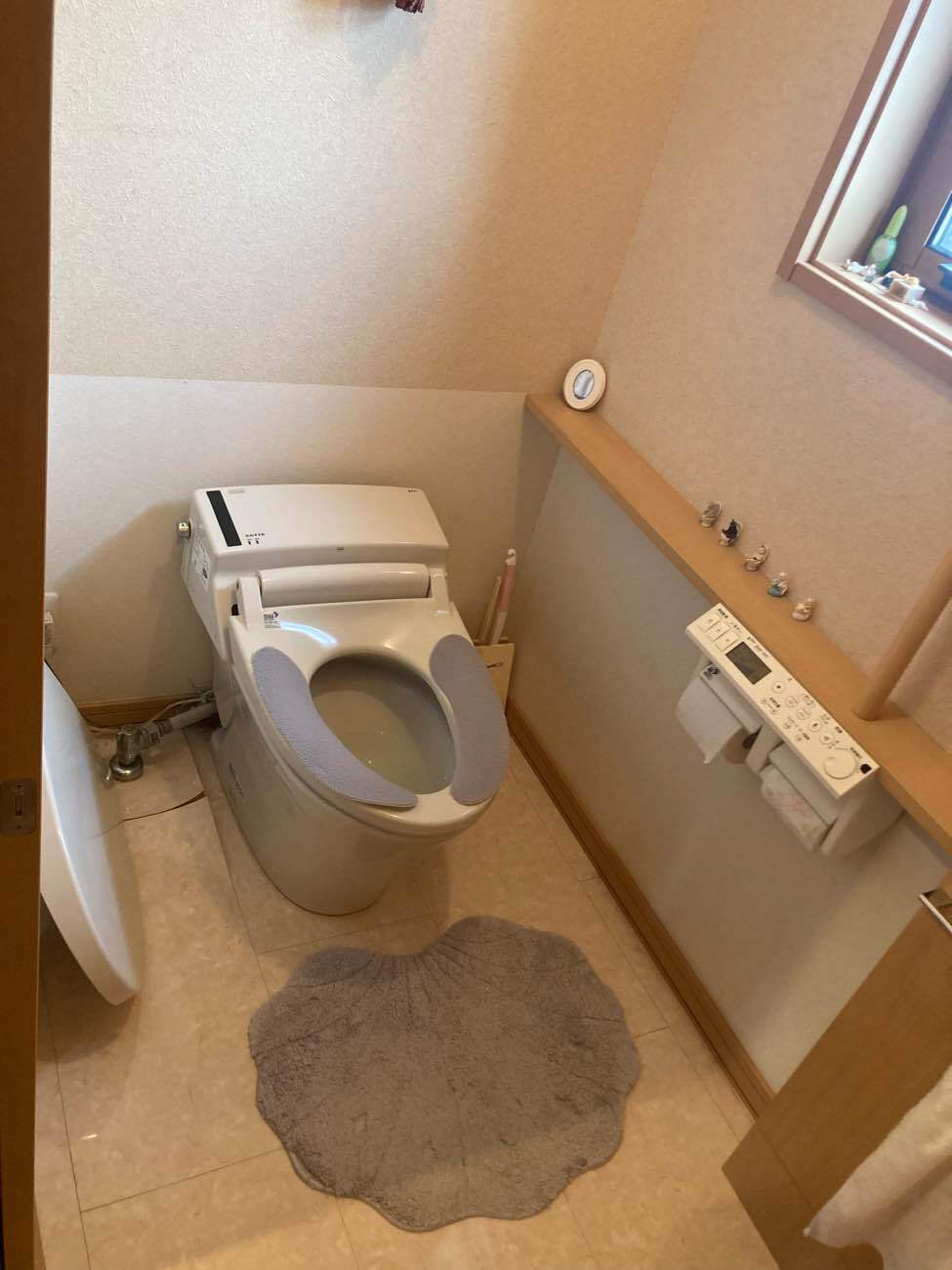 トイレの蓋が割れてしまい、床板も剥がれてきたので床下の状態も気になる、とご相談いただきました。