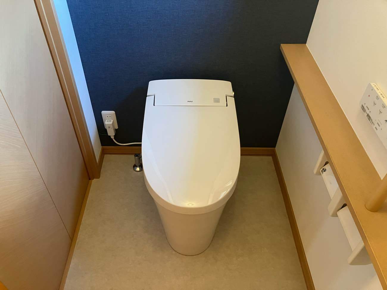 新しい便器への取り替えが完了しました。クロスや床も一新しイメージもガラリと変わりました！